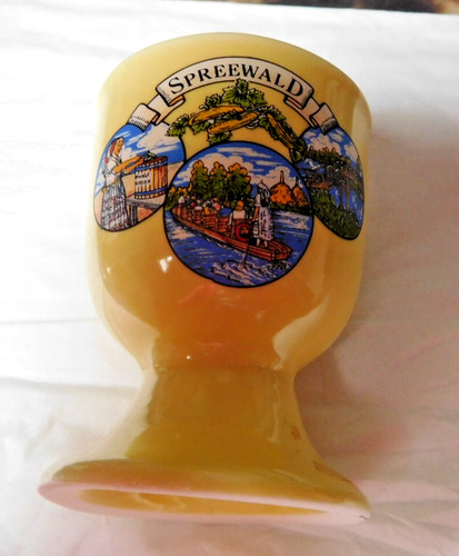Gelber eierbecher souvenir - gelber,
