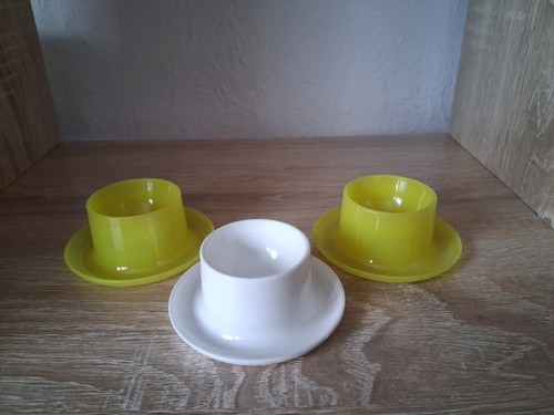 Eierbecher gelb und weiß - und,